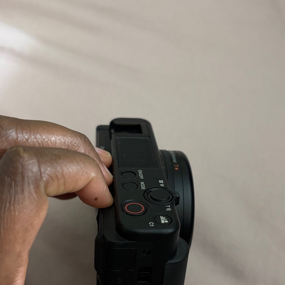 Sony Compact Digital Camera in Black with Flip LCD - Picture 4 of 4